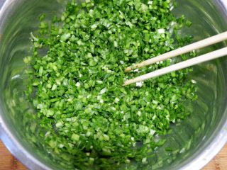 韭菜盒子,放入盆中，加入玉米油轻轻翻拌均匀