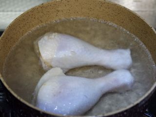 黑豆山药煲鸡腿,锅中烧开水。放入鸡腿，将鸡腿焯水后捞出沥干备用。