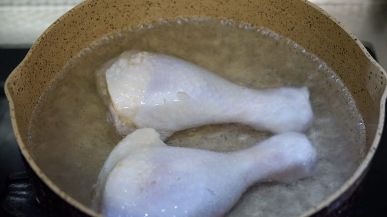 黑豆山药煲鸡腿,锅中烧开水。放入鸡腿，将鸡腿焯水后捞出沥干备用。