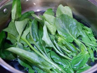 菠菜坚果饭塔,将菠菜放入焯水至断生。（菠菜有毒素，烫的时间一定要够。）