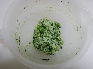 菠菜坚果饭塔,取一半米饭，加入搅拌均匀