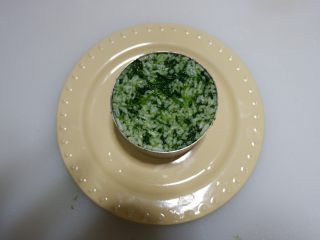 菠菜坚果饭塔,在放入混合了菠菜的米饭压实。