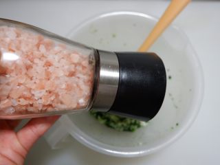 菠菜坚果饭塔,加少许盐