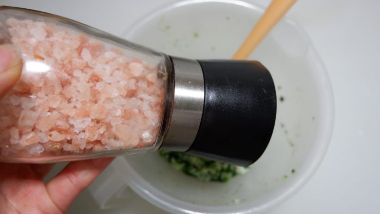 菠菜坚果饭塔,加少许盐