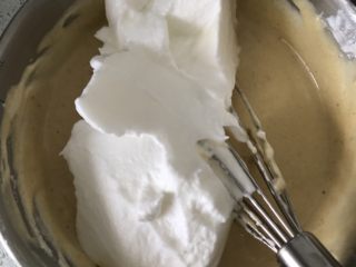 红枣戚风蛋糕,捞拌均匀看不到蛋白就可以再加入三分之一蛋白霜，还是同样的手法拌均匀即可。