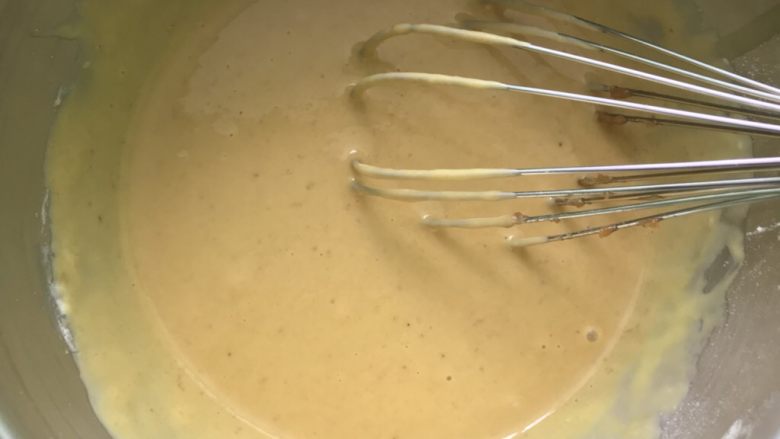 红枣戚风蛋糕,同样画一字将蛋黄糊和枣泥混合均匀，放一边备用，如果你的枣泥很稠，这一步面糊的状态很粘稠，可以适当添加3-5克牛奶，大家根据自己面糊的状态来适量的添加牛奶。