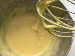 红枣戚风蛋糕,搅拌到蛋黄糊细腻光滑，提起打蛋器呈很顺畅的流动状态。