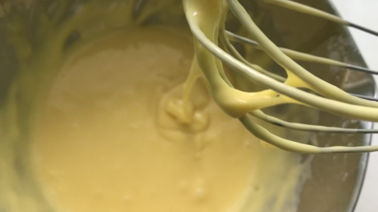 红枣戚风蛋糕,搅拌到蛋黄糊细腻光滑，提起打蛋器呈很顺畅的流动状态。