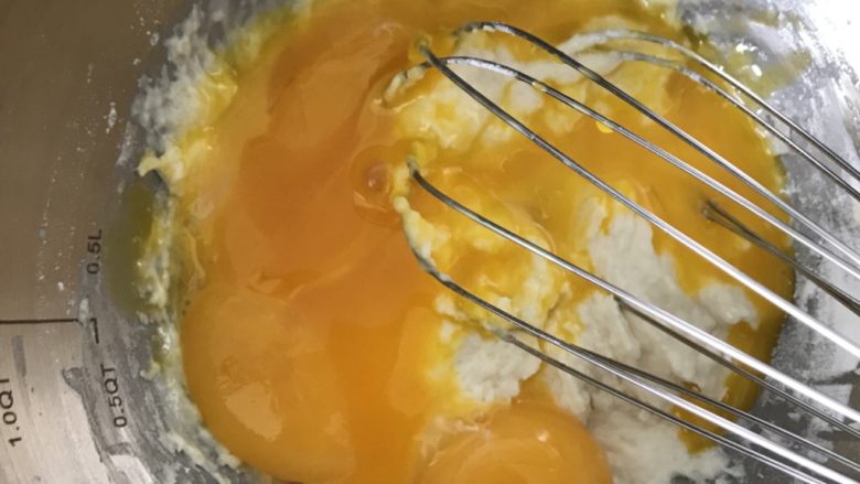 红枣戚风蛋糕,一次性加入三个蛋黄，还是画一字搅拌。