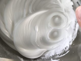 红枣戚风蛋糕,最后打蛋器转一档整理一下大气泡，转一圈立刻收手，蛋白会变得更加细腻有光泽。