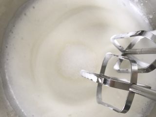 红枣戚风蛋糕,打发至细腻泡沫的状态再加入三分之一细砂糖，之后电动打蛋器转高速继续打发。