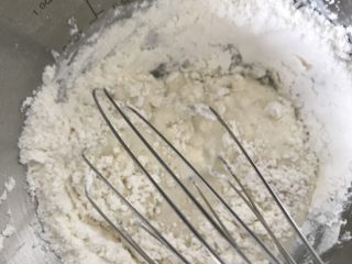 红枣戚风蛋糕,然后筛入低筋面粉，用打蛋器画一字搅拌，不要画圈搅拌，以防面粉起筋。