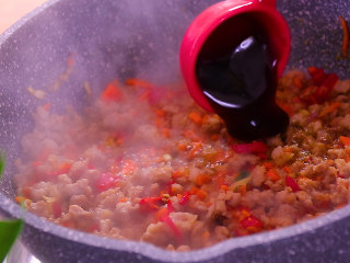 肉末蒸豆腐,在加入蚝油和鸡精，翻炒均匀后盛出备用