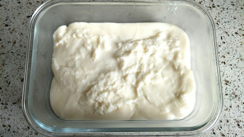 牛奶小方,倒入奶糕铺匀，放凉后放冰箱冷藏几个小时