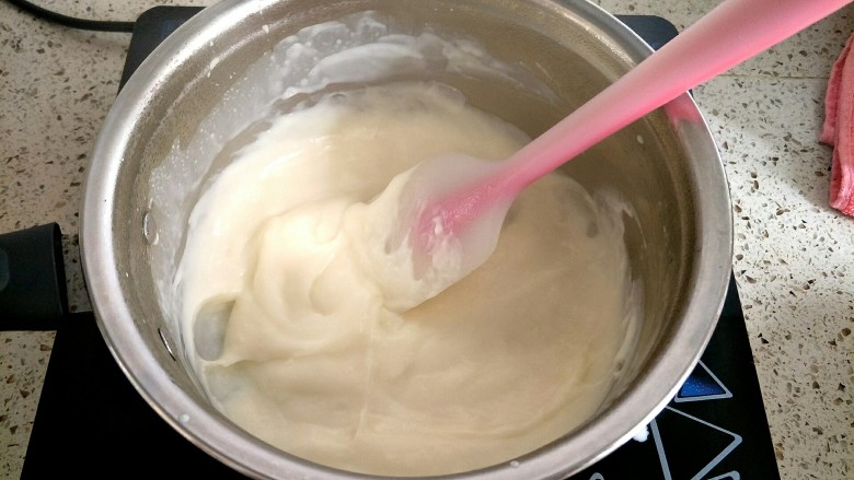 牛奶小方,锅里奶液煮沸的时候，倒入鹰栗粉和牛奶的混合液，快速搅拌，几秒钟就慢慢凝固了