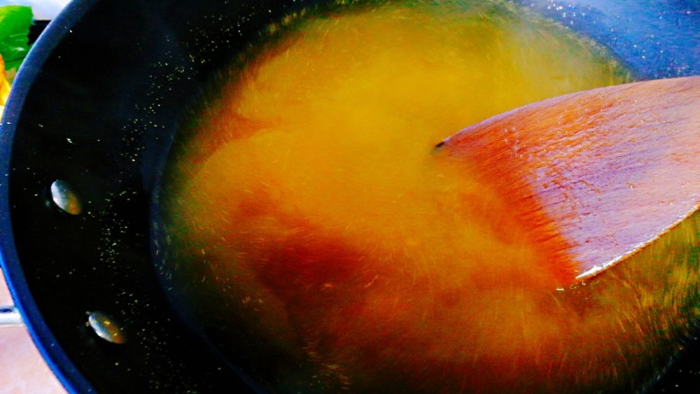 水盐焗鸡爪,倒入锅中，用铲子搅拌均匀，