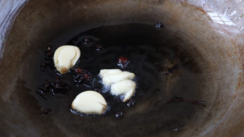 红烧土鸡,锅内放适量色拉油，花椒八角放入锅里炒出香味，放入大蒜爆香；
