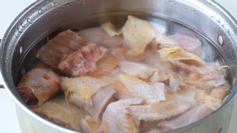 红烧土鸡,鸡肉切块后冷水下锅；