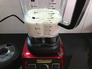 牛奶桂花莲藕汁,然后把搅拌杯按在破壁机上。