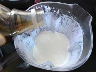 牛奶桂花莲藕汁,结束后打开盖子加入适量枫糖浆。