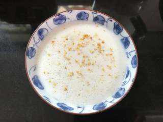牛奶桂花莲藕汁,倒入碗中，上面撒上桂花即可。