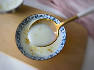 牛奶桂花莲藕汁,温热暖胃的莲藕汁。
