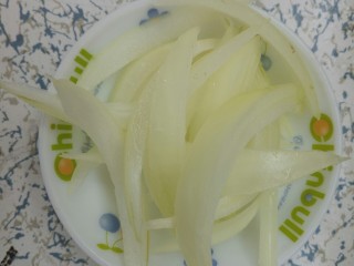 花生米拌菠菜,把洋葱切成条状