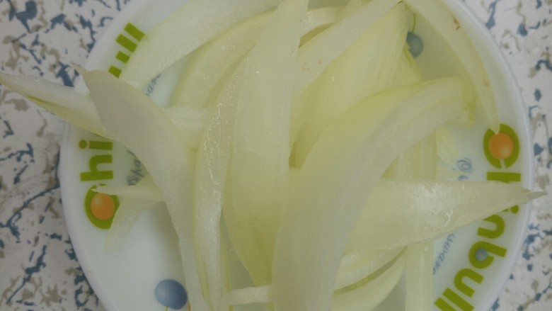 花生米拌菠菜,把洋葱切成条状