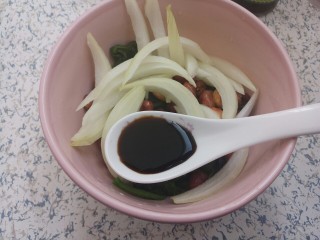 花生米拌菠菜,然后把花生米菠菜还有洋葱放到一个碗里，放一勺酱油