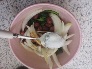 花生米拌菠菜,一勺糖
