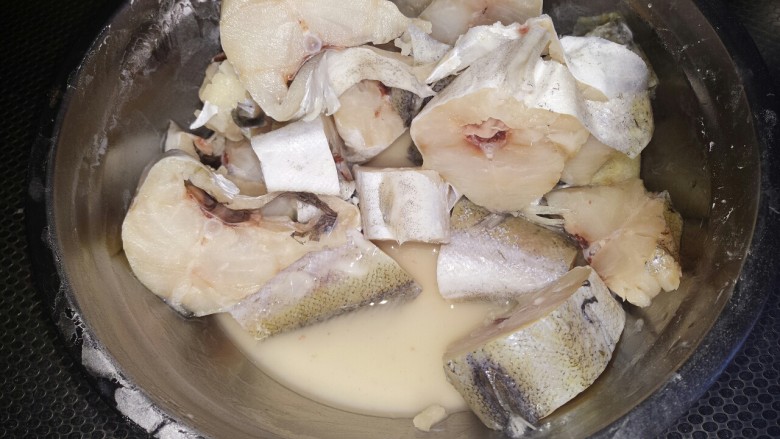 家常麻辣鳕鱼,再撒上水淀粉，腌15分钟