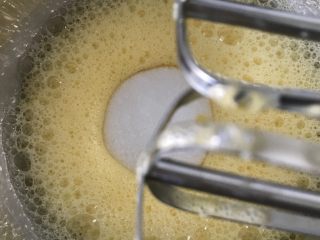 堡尔美海绵杯子蛋糕,一次性加入所有细砂糖，准备一盆40度的温水，把打蛋盆坐温水里，打蛋器开最高速，开始疯狂打发吧。