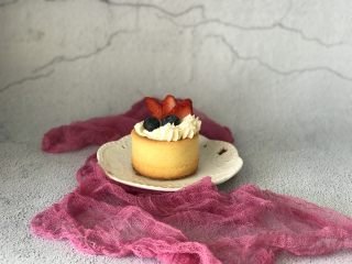 堡尔美海绵杯子蛋糕,随意裱上几朵花，摆放上草莓和蓝莓，就很好看了。