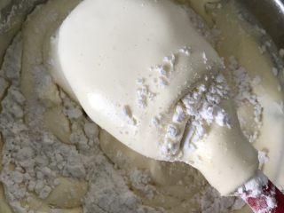 堡尔美海绵杯子蛋糕,用刮刀采用捞拌的手法搅拌均匀，不能画圈搅拌，手法要快，否则会导致消泡。