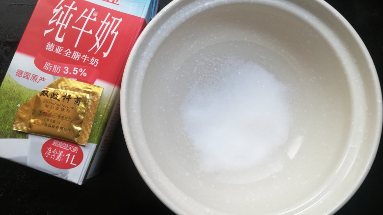 芒果酸奶杯,做酸奶的容器要一定选用无水无油的，以免影响菌种的发酵，用沸水烫过。