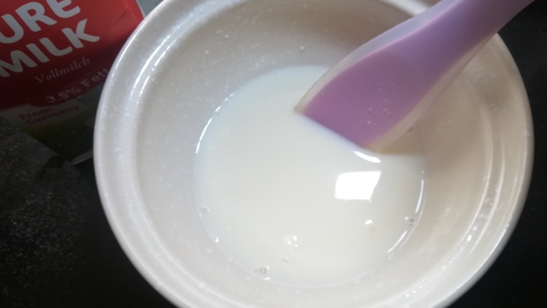 芒果酸奶杯,搅拌均匀，让菌粉充分的融合在牛奶里。