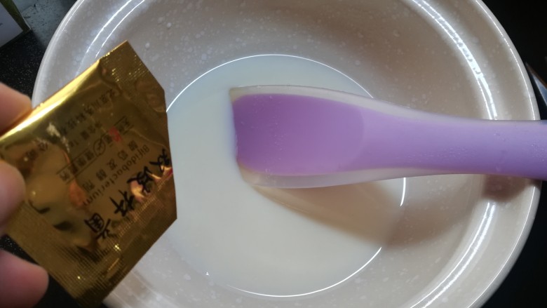 芒果酸奶杯,待牛奶稍凉后，加入一克菌粉，我用的是这种十菌的，拉丝效果非常好。