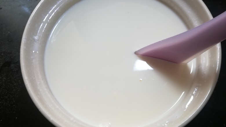 芒果酸奶杯,搅拌均匀。盖上保鲜膜或盖子。