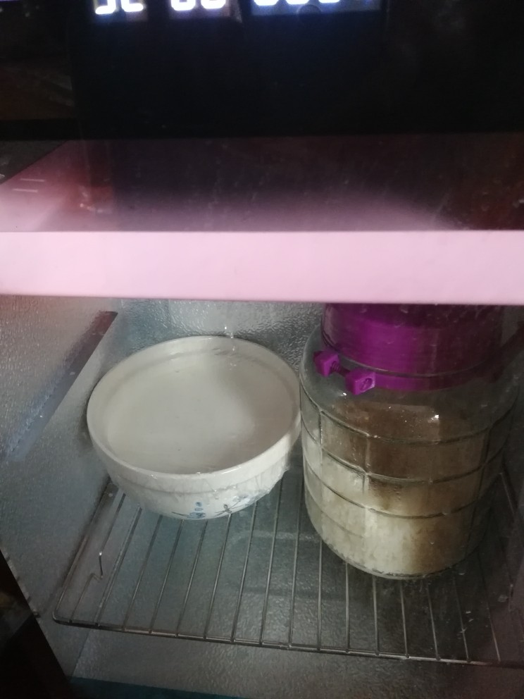 芒果酸奶杯,放入发酵箱中以35至40的温度来发酵。也可以放入酸奶机，面包机或烤箱中发酵。时间是大约6到10个小时，就有基本成半凝固状态，就让它静静的在那里发酵就好了，中间不要去动它。程序结束以后，放入冰箱中冷藏4到6小时，钝化过的牛奶会变得更浓稠一些，这时食用最佳。