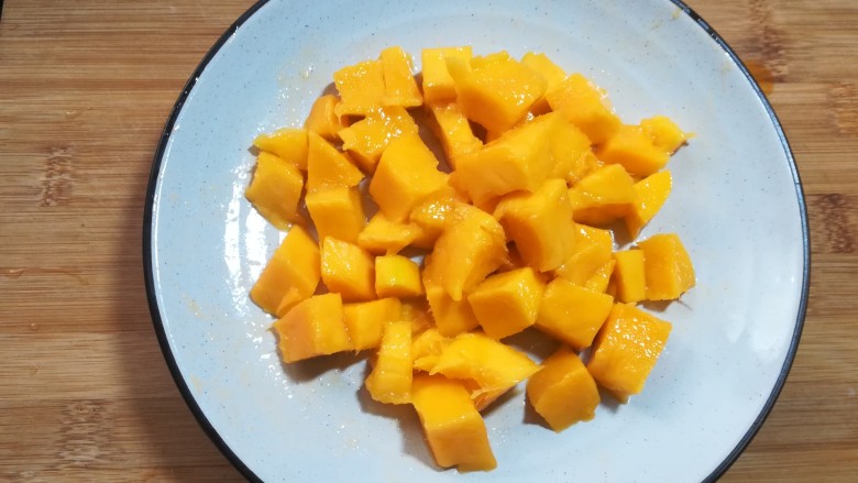 芒果酸奶杯,准备好芒果丁，也可以用其他的水果，除比如草莓，菠萝，香蕉等。