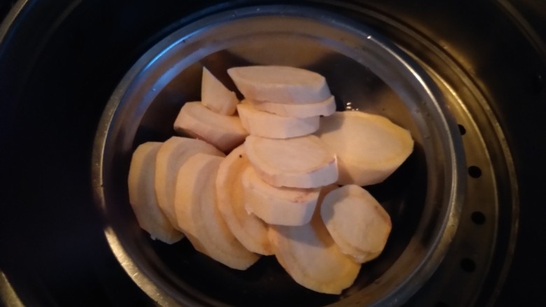 营养的缤纷糯米糍,红薯和紫薯洗净去皮，上锅蒸熟。