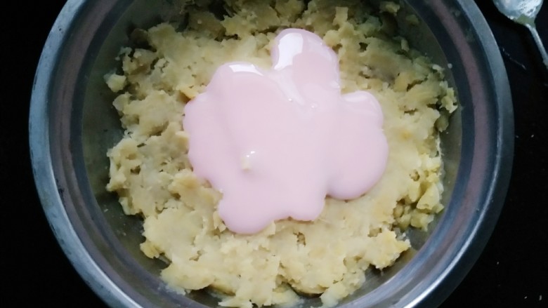 营养的缤纷糯米糍,把红薯按压碎，放入炼乳。