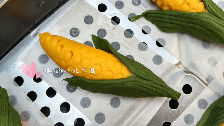 玉米花样馒头,贴在黄色面团上形成玉米叶子。