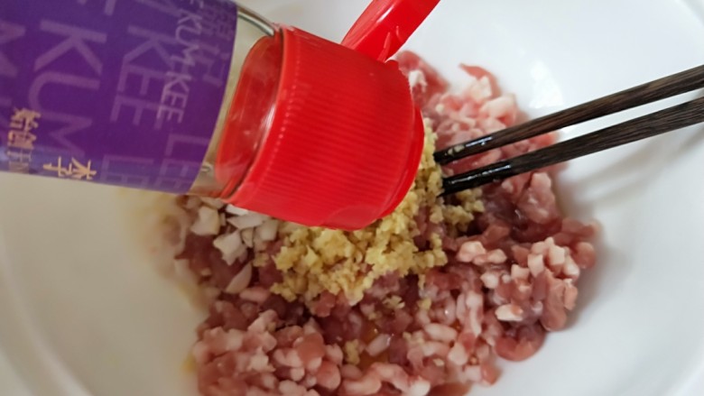 孩子早餐都吃啥瓜果蔬菜彩色包子,<a style='color:red;display:inline-block;' href='/shicai/ 37'>姜</a>切成末放入盆中，加适量香油。