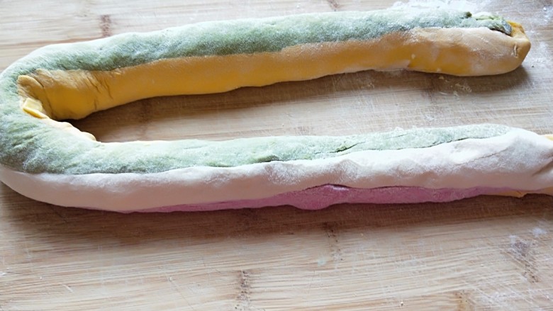 孩子早餐都吃啥瓜果蔬菜彩色包子,在搓成长剂子。