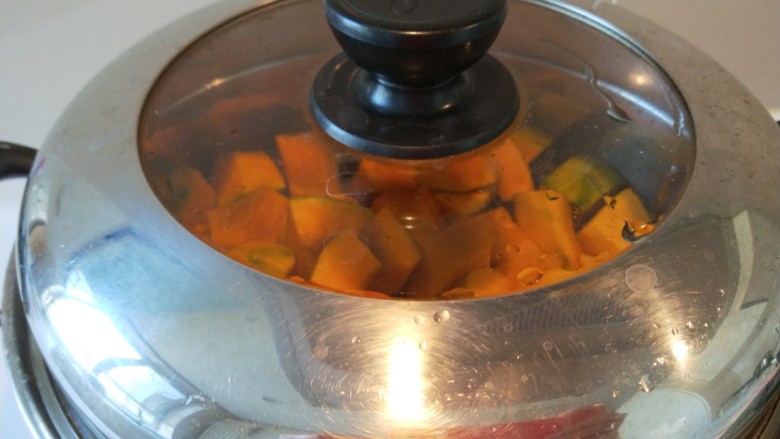 瓜果蔬菜\彩色多味\彩色卷,南瓜切成小块放入蒸锅，蒸熟为止。