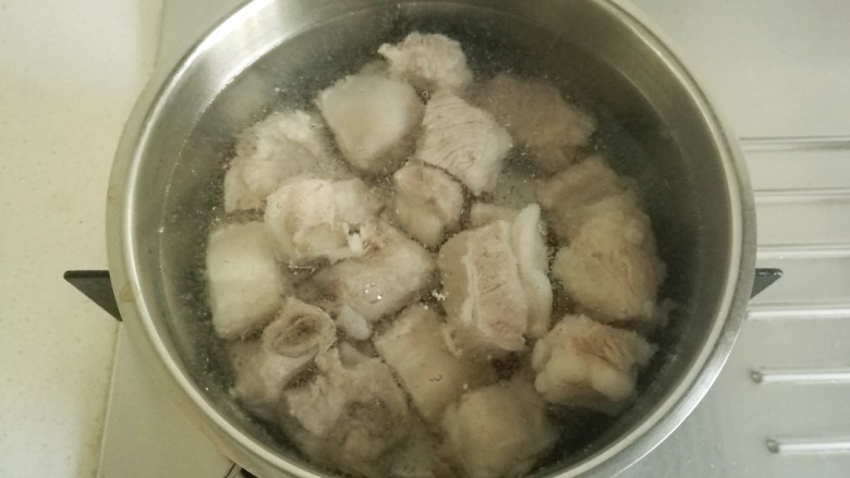 糖醋排骨,锅中重新加温水，加入排骨进行第二次焯水。