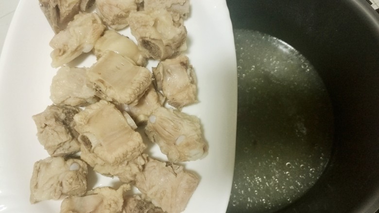糖醋排骨,把做好的排骨用筷子夹到盘子里，高压锅压制的作用是让排骨不柴和入味。