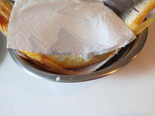 糖醋黄花鱼,在用厨房纸巾擦干水分，炸制时不会到处溅油。
