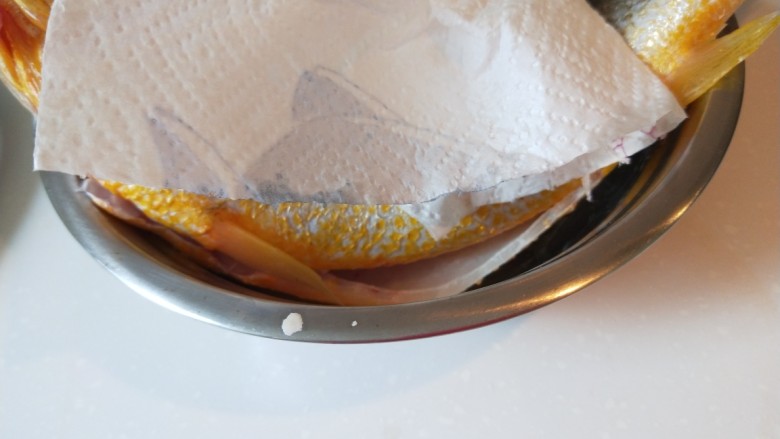 糖醋黄花鱼,在用厨房纸巾擦干水分，炸制时不会到处溅油。